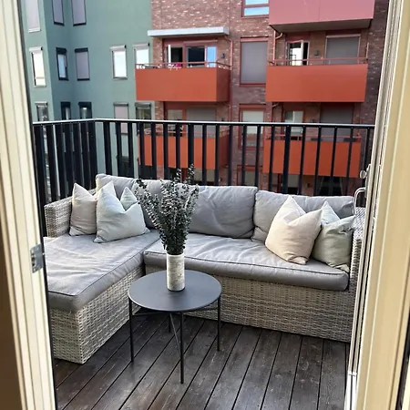 아파트 With A Sunny Balcony In *